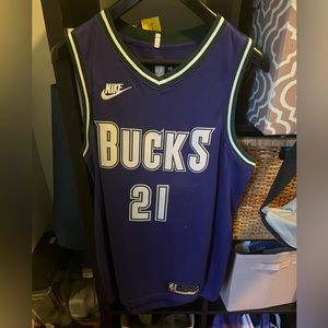 Milwaukee Bucks jersey - thrifted Jrue Holiday Men’s L